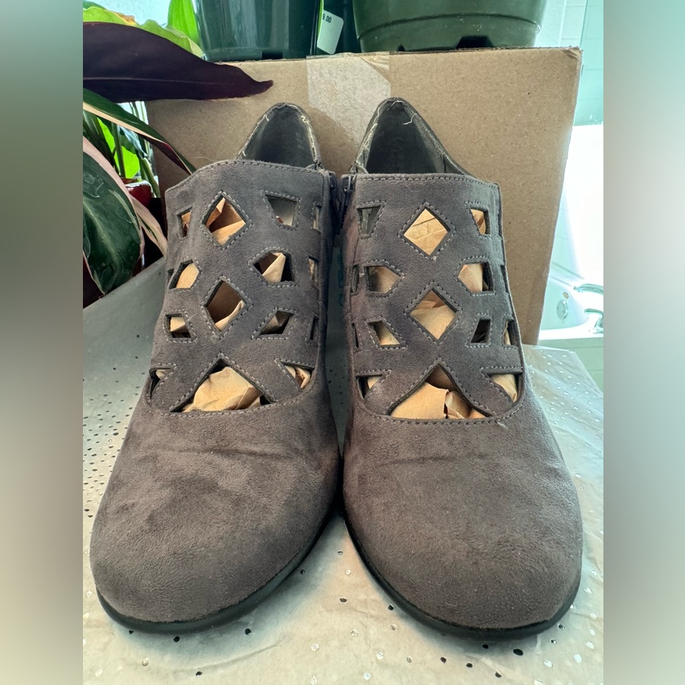 Aerosoles, vegan suede, grey 1.5" heels - Size 8